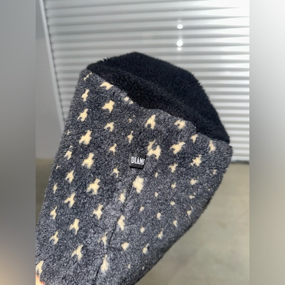 Black and cream warm beanie hat - diamond - one size - Picture 2 of 3